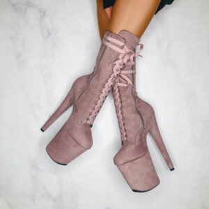 Hella heels high heel babydoll lila paaldanshakken aan voeten op een marmeren ondergrond