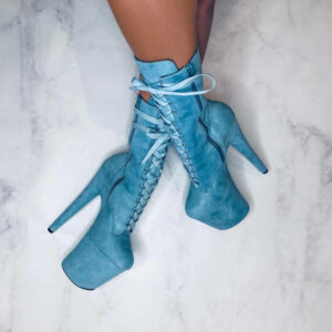 Hella heels high heel babydoll blauwe paaldanshakken aan voeten op een marmeren ondergrond