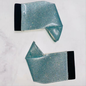 Groen blauwe schoenbeschermers met glitters voor paaldanshakken op marmeren ondergrond