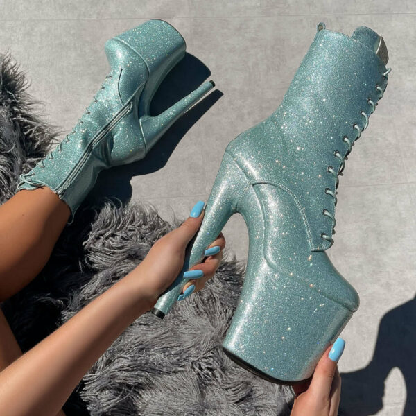 Groen blauwe paaldanshakken met glitters vastgehouden door een vrouw